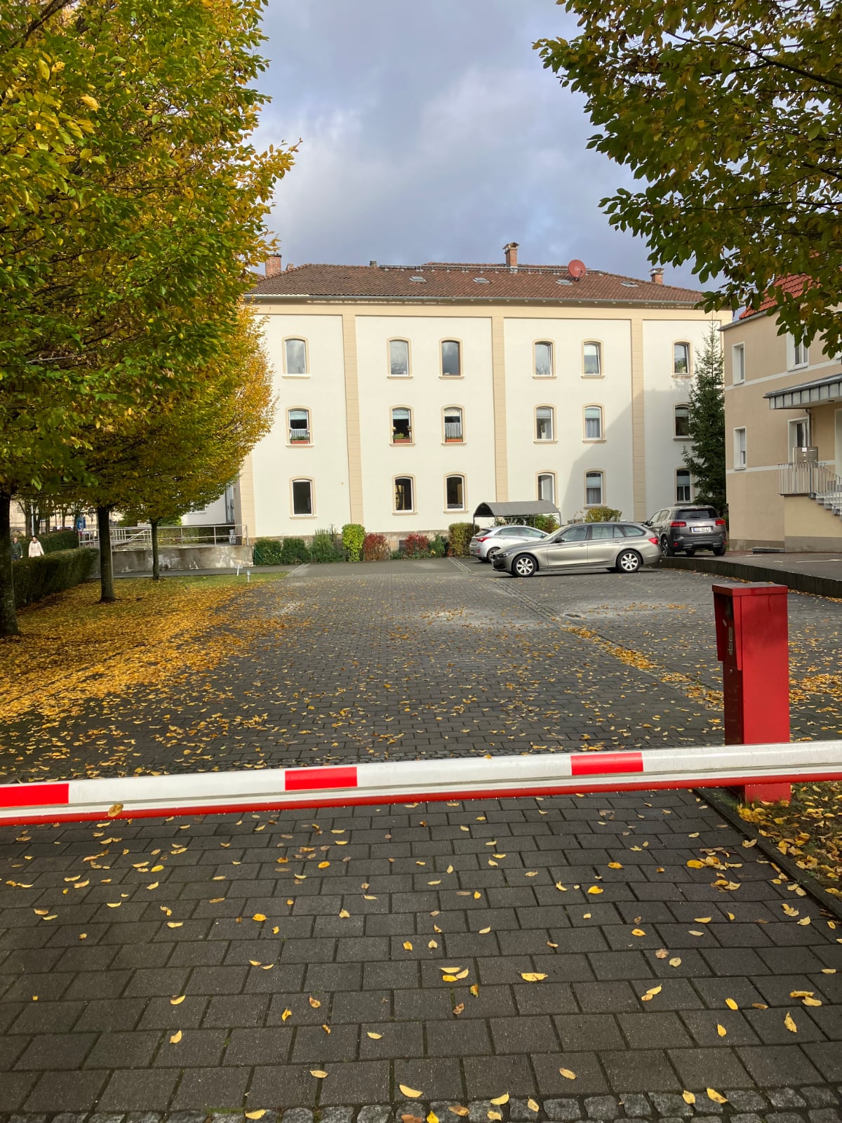 Der Parkplatz der Zahnarztpraxis von Prof. RO., Dr., Dr. h.c. Gyula Takács